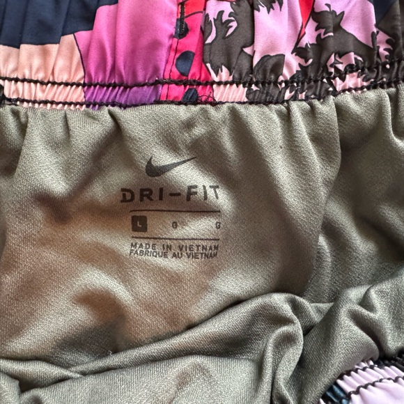 Nike Women's Icon Clash Tempo Printed Shorts - Picture 3 of 4